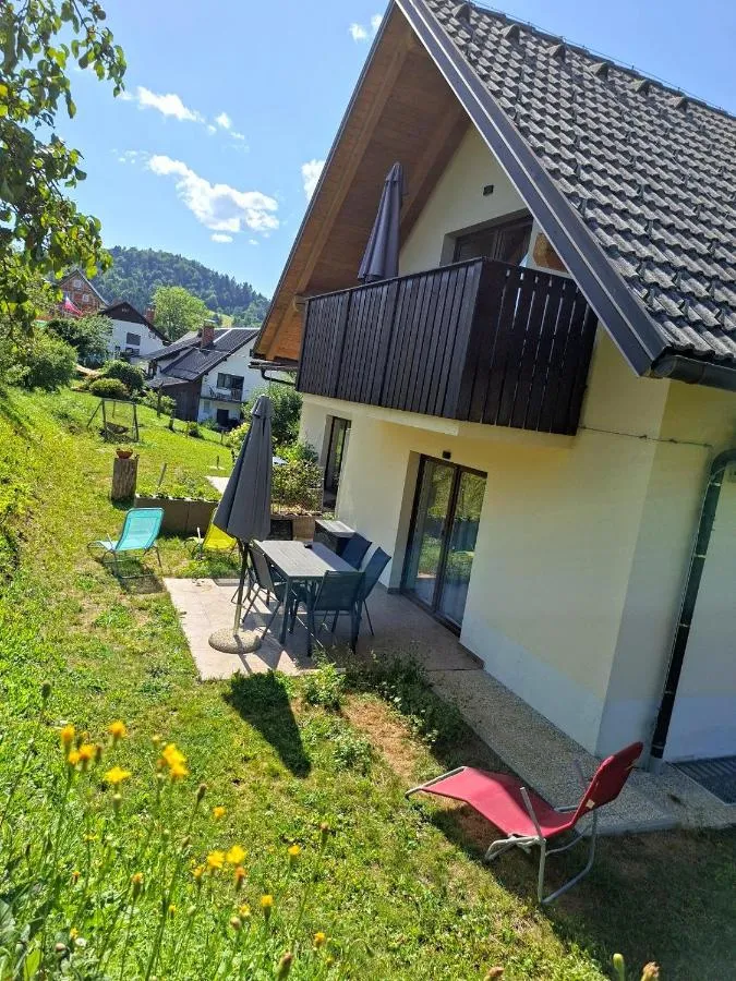 Hiša z vrtom, teraso v pritličju in balkonom zgoraj